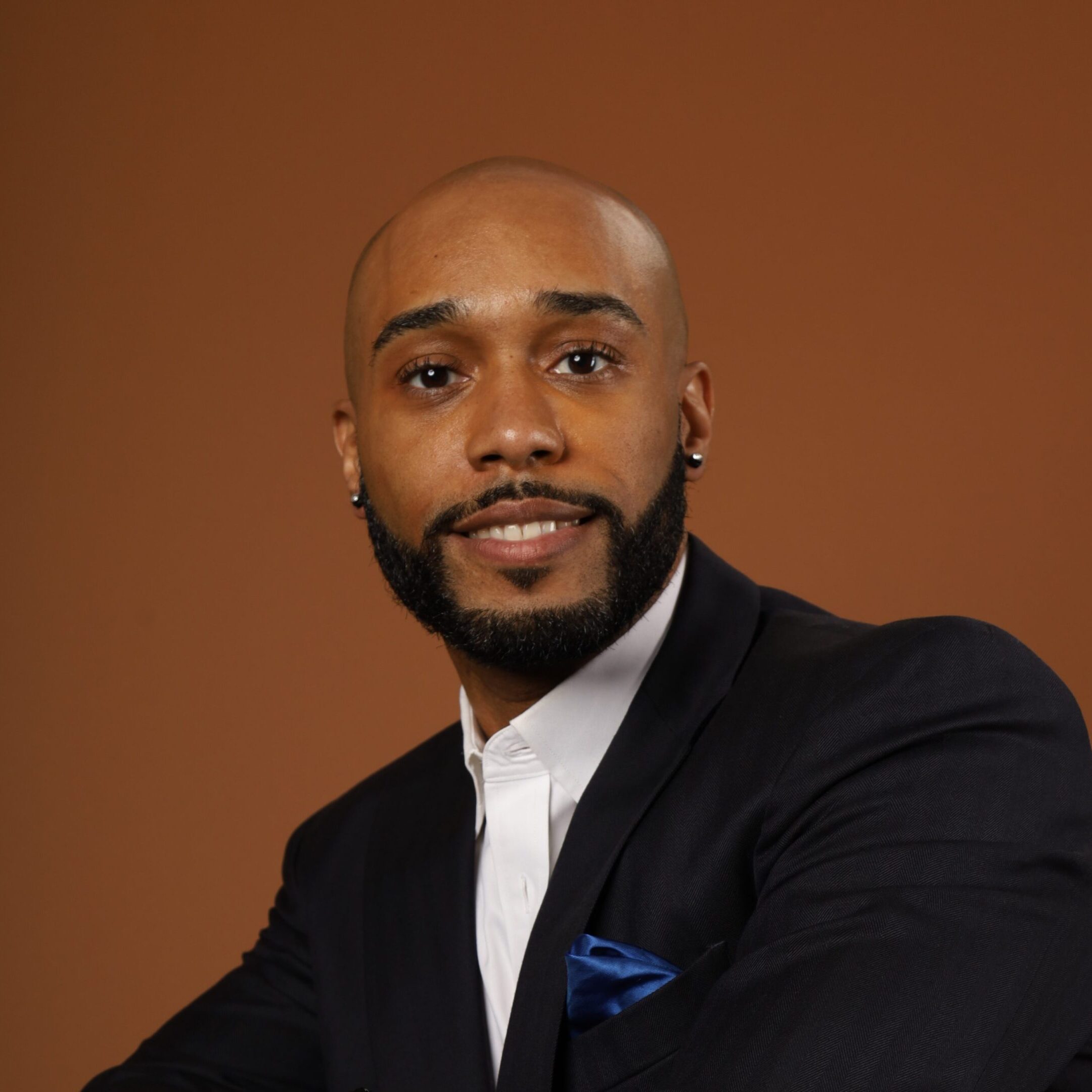 A man in a suit and tie posing for the camera.